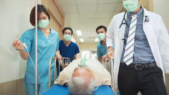 医护人员正将医院走廊里的急症病人送往急诊室