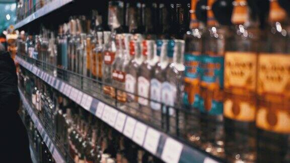 超市卖酒商店橱窗里成排成排的瓶装酒