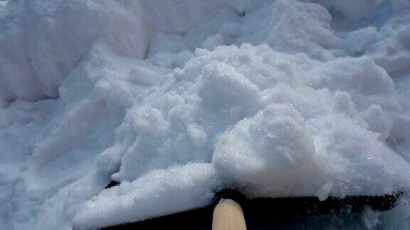 用铁铲铲雪