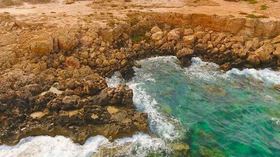 塞浦路斯圣地帕鸟瞰图美丽的风景和海浪