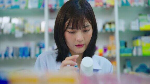 在药店工作的年轻亚洲女药剂师