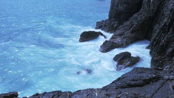 海浪拍打着岩石海岸