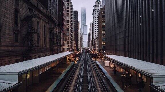 TU芝加哥环形地铁火车站的高角度视图