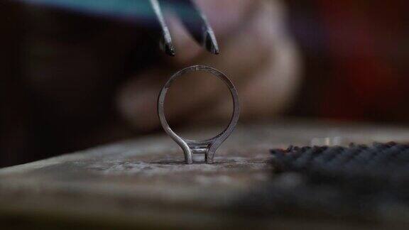 手工珠宝制作工艺珠宝商制作和清洁珠宝烈火能使金变硬打磨和抛光一个金戒指