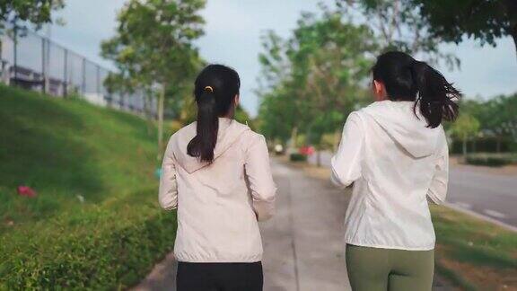 2亚洲华人女性周末在公园跑步休闲活动