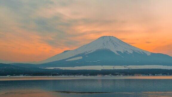 4k时间推移日落富士山与川口湖冰封冬季日本