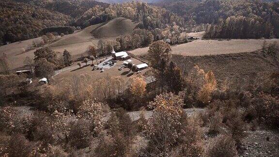 风景航拍视频与秋天的风景小乡村教堂之间的山谷在田纳西州美国
