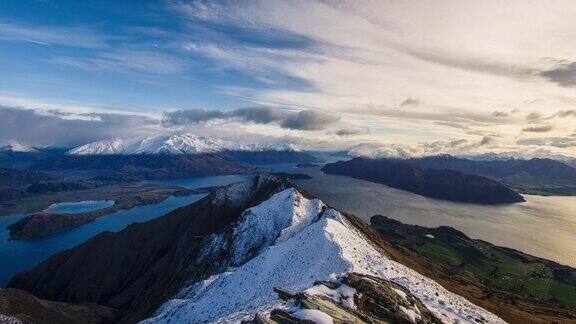 延时拍摄的新西兰罗伊斯山顶全景图云和阳光在下方的湖面上移动