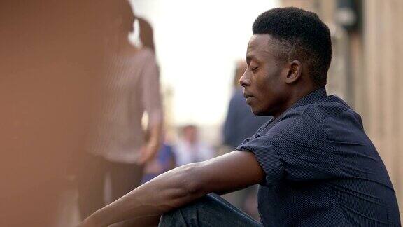 一个孤独悲伤的非洲黑人在拥挤的街道上