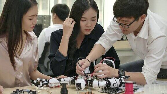 电子工程师团队与机器人一起工作在车间建造修理机器人有技术或创新观念的人