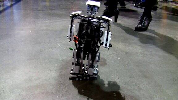 小机器人行走
