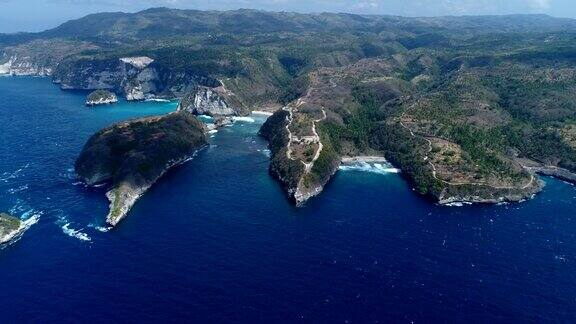 航拍的海湾白色的沙滩蓝绿色的海水和岩石峭壁