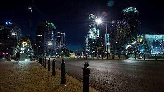华沙市中心联合国环岛的夜晚时光流逝地铁入口
