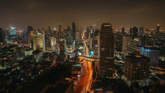 夜间城市全景现代曼谷城市和交通光步道的时间推移