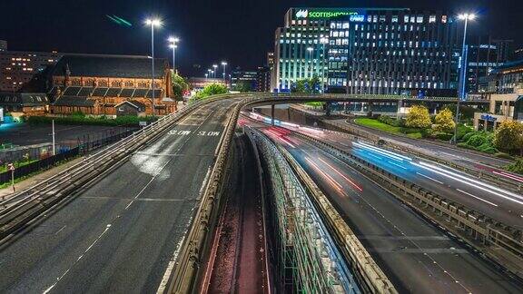 黄昏时分高速公路和高速公路上拥挤的交通运输的长时间曝光