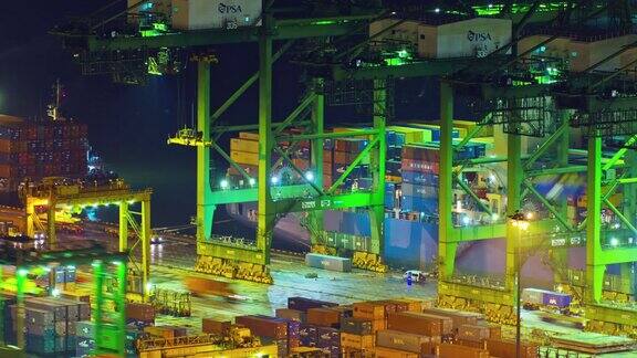 夜晚照亮了新加坡著名的工作港口航拍全景4k时间的流逝