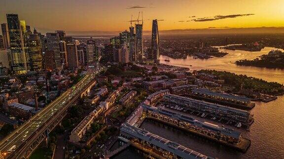 4K鸟瞰图悉尼海港大桥、环形码头和悉尼大胆港上空的昼夜超延时镜头