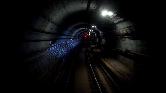 地铁列车穿越地铁隧道的运动延时