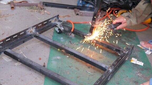 使用焊机与金属一起工作产生明亮的火花和闪光