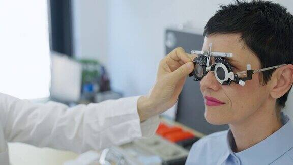 一名妇女戴着特制眼镜在诊所接受视力检查