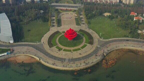 青岛市阳光日步行湾著名红色纪念碑交通广场高空俯视图4k中国