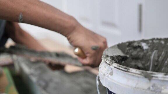专业修理工在施工地面上浇筑液体水泥的特写