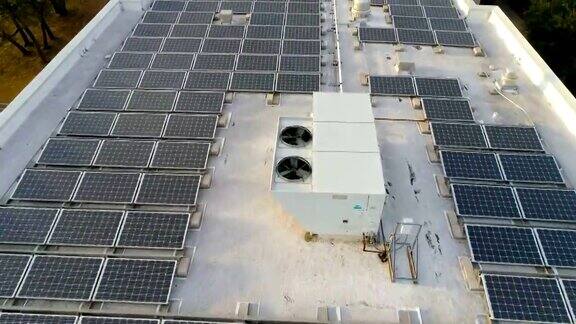 太阳能光伏电池和工业冷却风扇巨大的屋顶太阳能电池板阵列为我们的未来供电