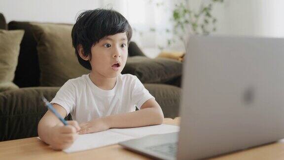 亚洲男孩在家通过视频电话学习