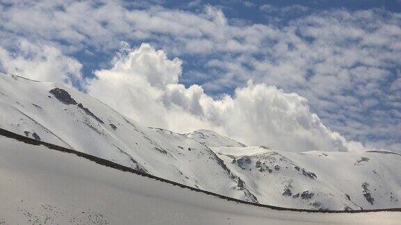 无树的雪山山脊的时间流逝