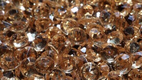 黄色闪亮的钻石和宝石检验珠宝和钻石的质量