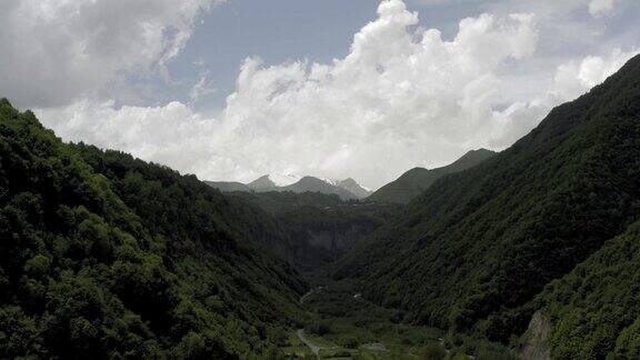 位于格鲁吉亚北高加索山区的卡兹贝格山谷无人机飞行