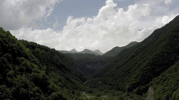 格鲁吉亚北高加索山区的卡兹贝格山谷