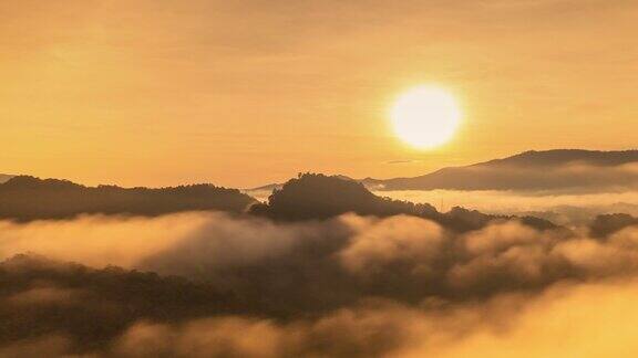 超缩视频4K运动鸟瞰图美丽的早晨景色金色的日出在高山上的庞艾湄茂泰国南邦