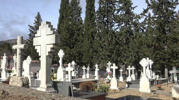 4K西班牙乡村墓地有墓碑古老的白色十字架和柏树