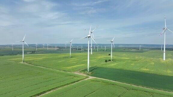 在绿色农田上发电的风力涡轮机