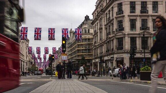 为查理三世加冕而拍摄的牛津街的英国国旗