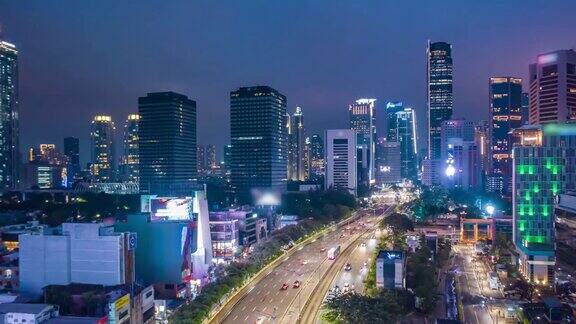 空中摄影在雅加达的现代城市中心繁忙的汽车交通在晚上的hyperlapse
