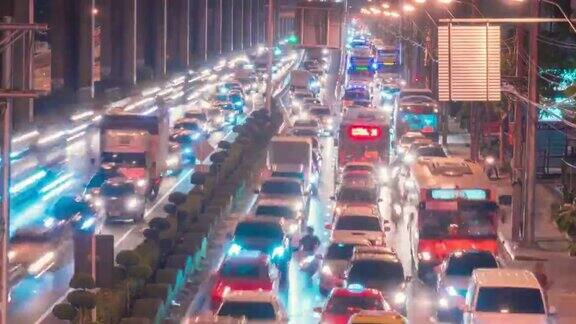 曼谷夜间高峰时段的交通拥堵和高架桥