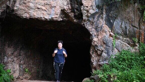 一个亚洲华人中年女性旅行徒步探索怡保霹雳马来西亚洞穴森林背包