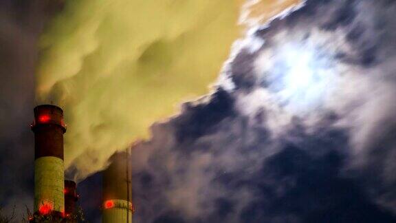 在一个寒冷的月夜燃气热电厂在大气中释放蒸汽