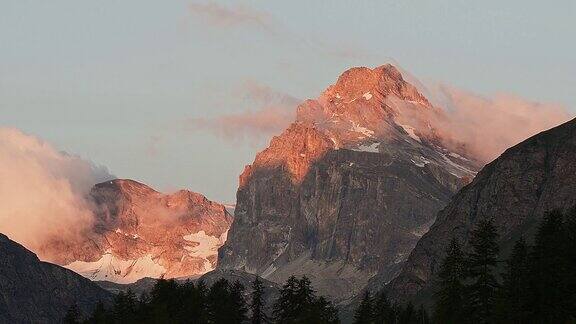 阿尔卑斯山上的日出