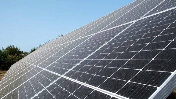 安装在建筑物屋顶上的深色光伏太阳能电池板的表面特写以产生清洁的绿色电力制造可再生能源概念