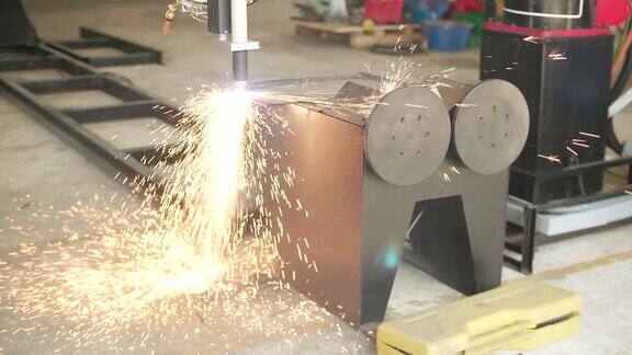工程师使用等离子切割金属机器人在工厂生产