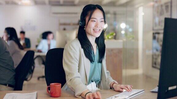 呼叫中心电脑或快乐的亚洲女人解释帮助台服务软件系统或客户关系管理沟通联合办公中的技术支持对话、咨询与女性顾问对话
