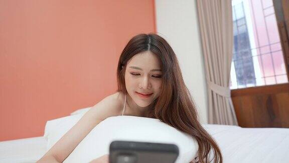 亚洲女人在卧室玩手机