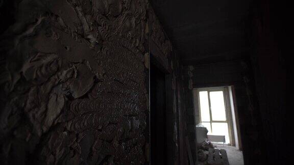 建筑工人穿着工人的工作服用抹灰工具在装修公寓用浮子和灰泥修补室内墙壁和天花板的抹灰工建筑整理工程