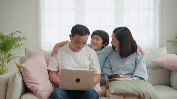 亚洲家庭在客厅的沙发上放松家庭关系