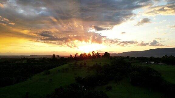 日落天空在农村景观在巴西农村