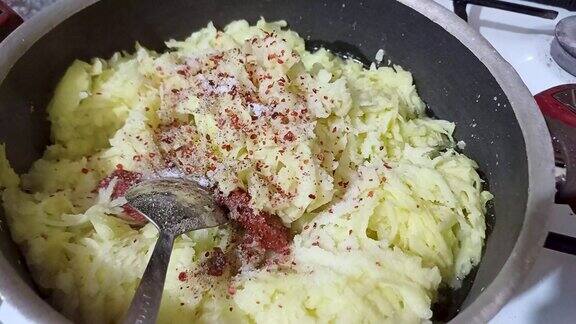 煎土豆洋葱配煎蛋卷