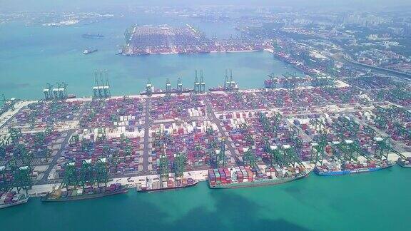 鸟瞰图新加坡码头和海运集装箱
